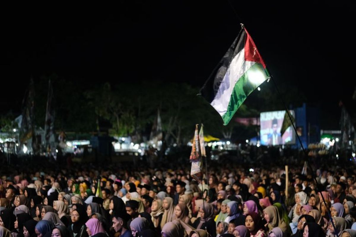 Ribuan warga memadati Lapangan Desa Jambakan, Kecamatan Bayat, Kabupaten Klaten, Jawa Tengah, Jumat (6/9/2024) malam, untuk mengikuti acara Klaten Berdzikir dan Bersholawat (KBBS) bersama Habib Muhammad Zaidan bin Haidar bin Yahya. 