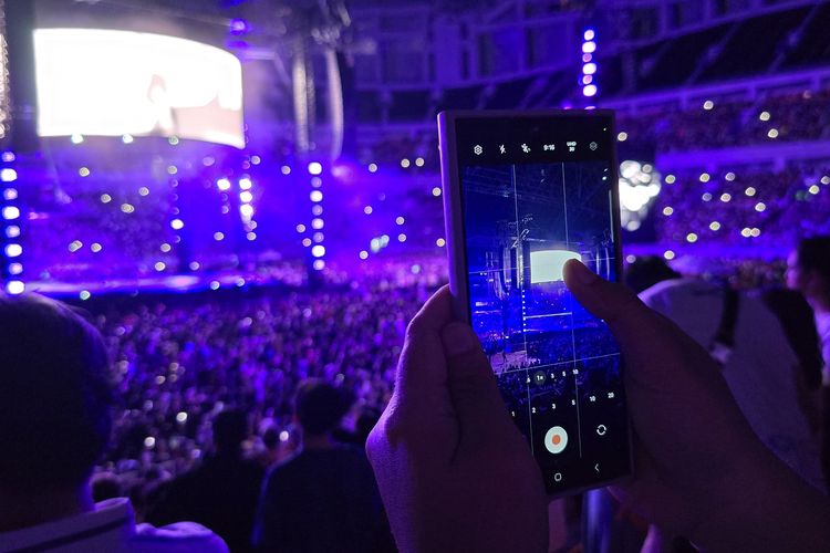 Ilustrasi merekam konser Ed Sheeran menggunakan Samsung S24 Ultra