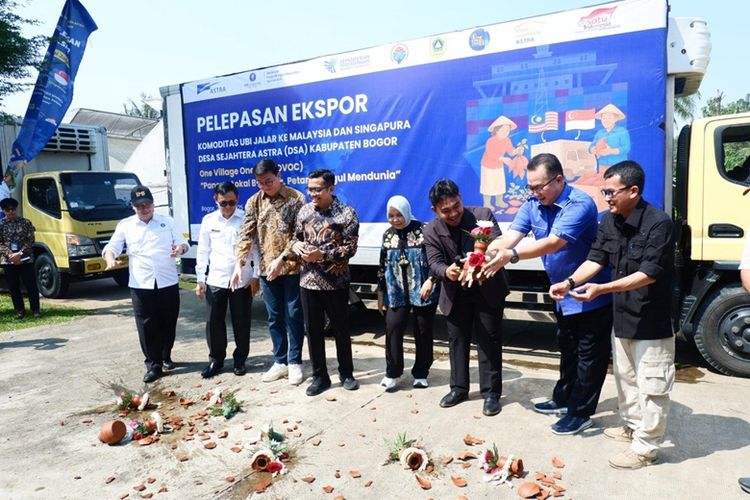 Seremoni pelepasan ekspor komoditas ubi jalar ke Malaysia dan Singapura oleh Desa Sejahtera Astra Bogor yang berlangsung Selasa (22/7/2025) ditandai dengan pemecahan gendi di Agribusiness and Technology Park (ATP) IPB