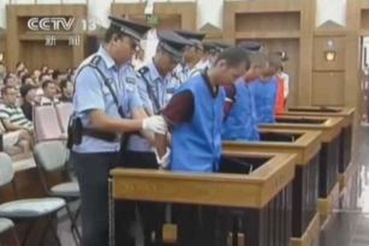 Ketiga terpidana mati kasus penikaman massal di stasiun kereta api Kunming, provinsi Yunnan, China saat menghadiri sidang. Para terpidana mati ini telah dieksekusi pada Selasa (24/3/2015).