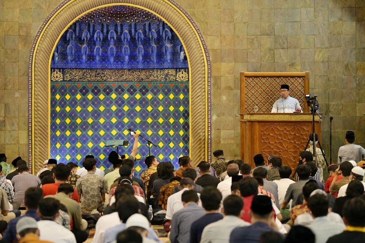 Gubernur Jabar Ridwan Kamil saat salat tarawih berjemaah dan memberikan tausiah di Masjid Kampus UGM, Yogyakarta, Selasa (5/4/2022). 
