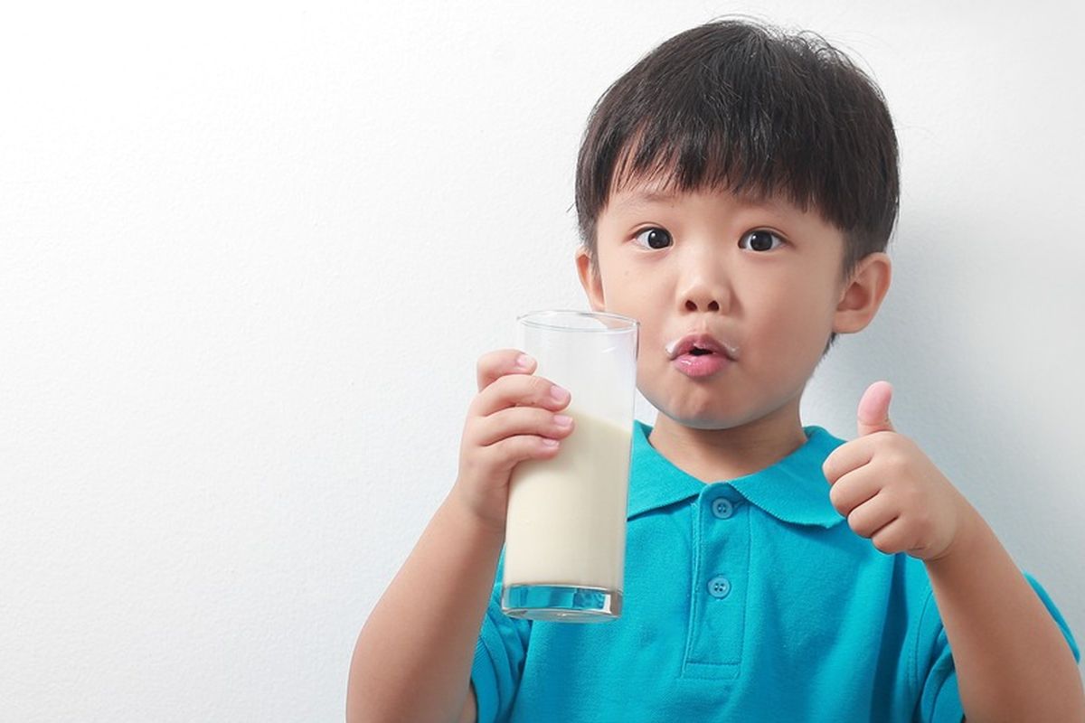Ilustrasi anak minum susu. 