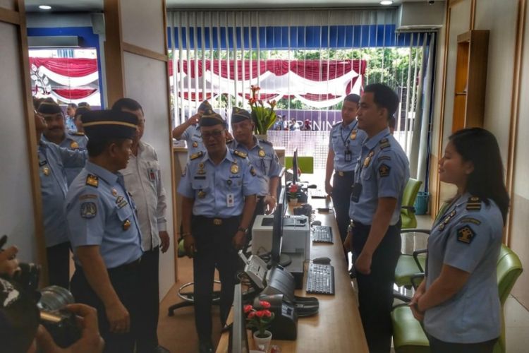 Kepala Kantor Imigrasi Kelas I Khusus TPI Batam Lucky Agung Binarto saat meninjau kantor pelayanan baru yang berada di Pelabuhan Internasional Harbour Bay