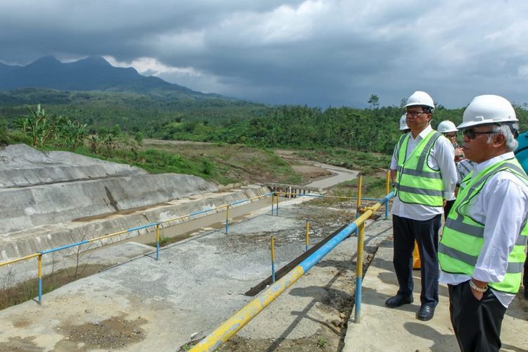 Menteri PUPR Basuki Hadimuljono saat meninjau pembangunan Bendungan Kuningan di Desa Randusari, Kecamatan Cibeureum, Kabupaten Kuningan, Provinsi Jawa Barat, Kamis (24/5/2018).