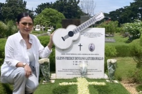 Mutia Ayu Peringati 2 Tahun Kepergian Glenn Fredly dengan Ziarah ke Makam 