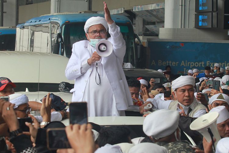 Habib Rizieq Shihab (HRS) menyapa massa yang menjemputnya di Terminal 3 Bandara Soekarno Hatta, Tangerang, Banten, Selasa (10/11/2020). HRS beserta keluarga kembali ke tanah air setelah berada di Arab Saudi selama tiga tahun. ANTARA FOTO/Muhammad Iqbal/aww.