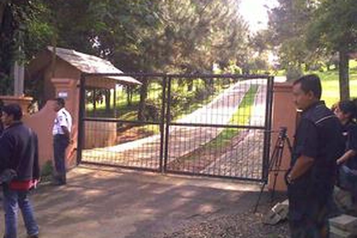 Gerbang vila mewah milik Prabowo di kawasan puncak bukit Hambalang, Desa Hambalang, Bojong Koneng, Citeureup, Bogor, Jawa Barat.