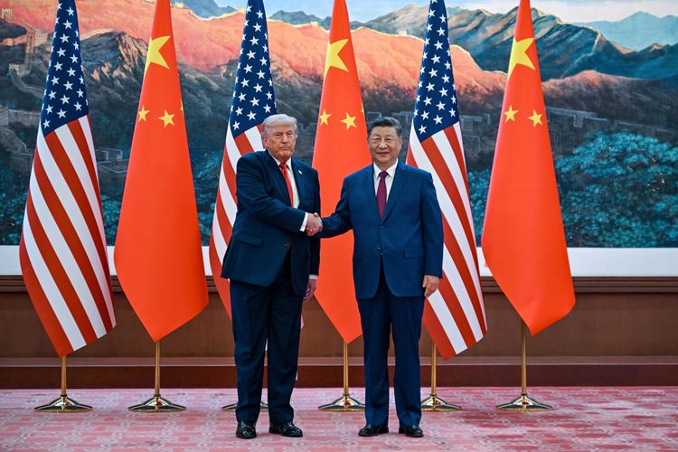 Presiden AS Donald Trump (kiri) berjabat tangan dengan Presiden Tiongkok Xi Jinping di Balai Besar Rakyat di Beijing pada 14 Mei 2026. 