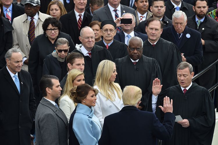 Ketua Mahkamah Agung AS John Roberts (kanan) memandu sumpah jabatan Donald Trump untuk menjadi presiden ke-45 AS di Capitol AS, Washington DC, Jumat (20/1/2017). Prosesi pelantikan Trump dan Mike Pence selaku presiden dan wakil presiden terpilih AS berlangsung panjang. Serangkaian acara digelar mulai 19-21 Januari.