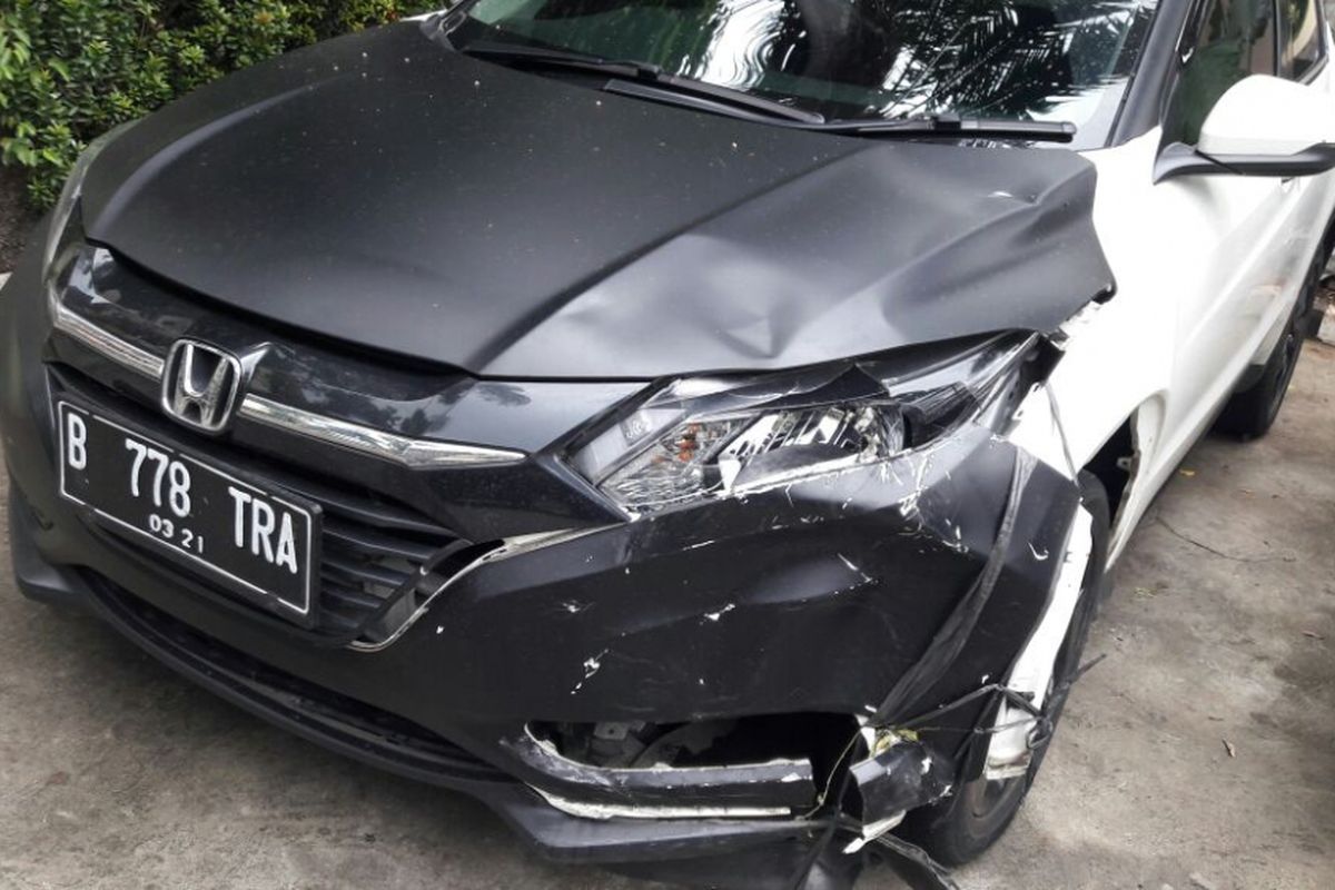 Mobil Ruben Suharto (22) dan Raihandi Arthata (34) yang menabrak pengendara motor di Tebet, Jakarta Selatan pada Minggu (9/7/2017).