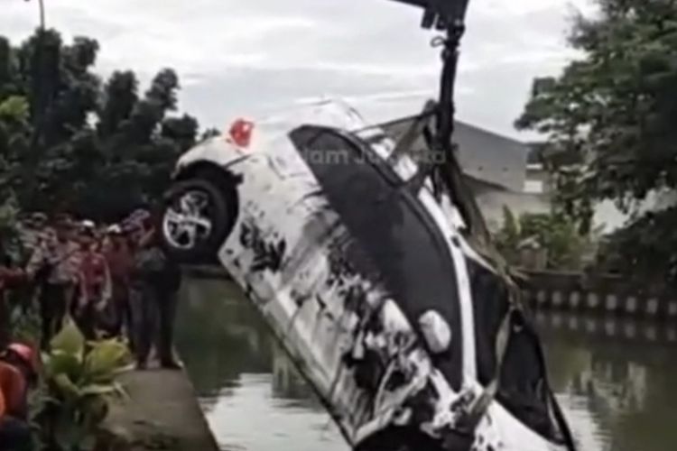 Mobil Brio Terjun ke Kali Angke, Sopir Diduga Hilang Konsentrasi