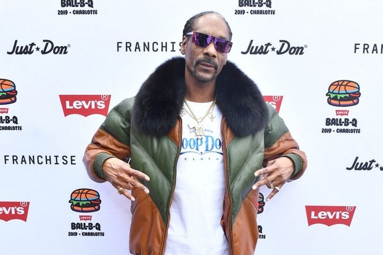 Rapper Snoop Dogg menghadiri Levi's® All-Star Weekend Ball-B-Q with Just Don and Snoop Dogg di Heist Brewery, Charlotte, North Carolina, pada 16 Februari 2019. 