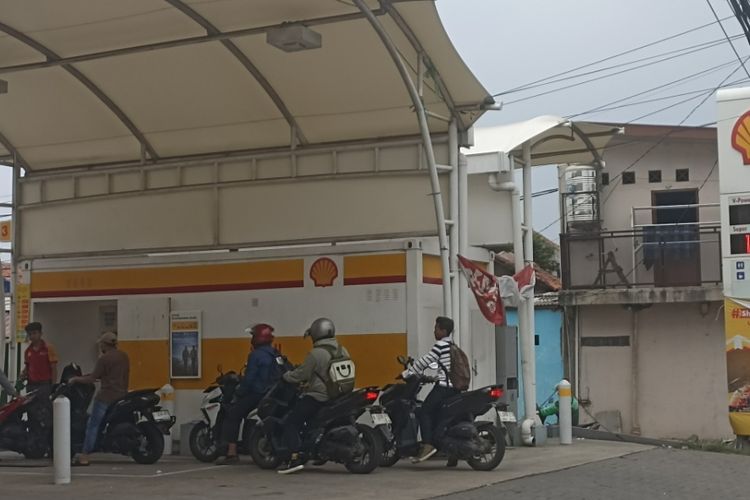 Masih Ada Stok BBM di SPBU Shell Tambun, Antrean Motor Bisa Mengular Sampai Jalan