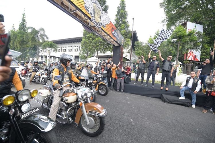 Gubernur Jawa Barat Ridwan Kamil melepas komunitas motor gede dalam _event_ Harley Davidson Classkc Rally The 50th Golden Wingday dan Anniversary HDCI 33rd di halaman depan Gedung Sate, Kota Bandung, Jumat (26/5/2023). 