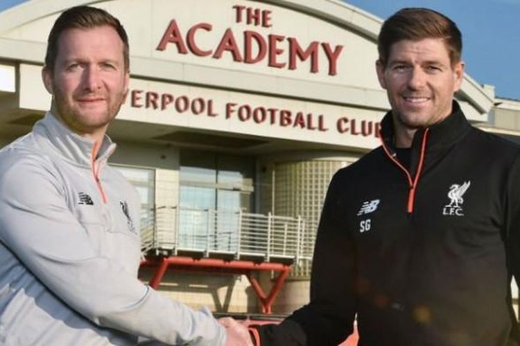 Steven Gerrard (kanan) dan Direktur Akademi Liverpool. Alex Inglethorpe, seusai penunjukan Gerrard sebagai pelatih akademi.