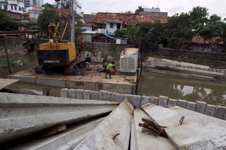 Alat berat digunakan memasang turap untuk normalisasi bantaran Kali Ciliwung di Kelurahan Pegangsaan, Menteng, Jakarta Pusat, Rabu (30/1/2013). Normalisasi Kali Ciliwung sepanjang 20 kilometer terus dilakukan untuk mengurangi banjir yang kerap melanda di sekitar alur sungai yang dilaluinya. Proyek normalisasi Ciliwung ini dianggarkan sebesar Rp 1,2  triliun.
