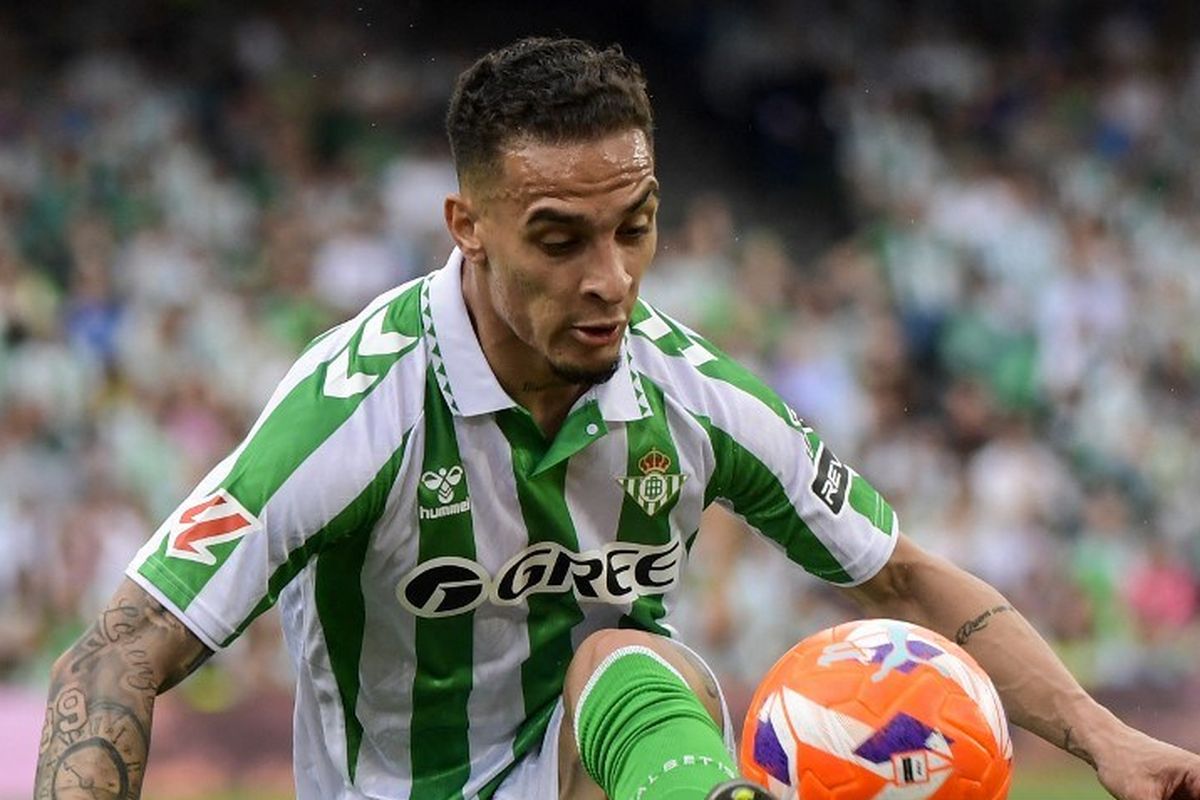 Antony mengendalikan bola dalam pertandingan sepak bola Liga Spanyol antara Real Betis vs Villarreal CF di Stadion Benito Villamarin di Seville pada 13 April 2025. (Photo by CRISTINA QUICLER / AFP)