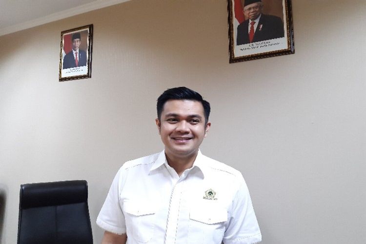 Wakil Ketua DPRD Sulut James Arthur Kojongian saat diwawancara di kompleks kantor DPRD Sulut, Senin (24/2/2020)
