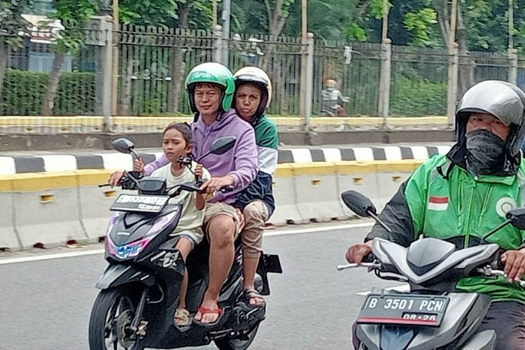 Pengendara motor bonceng anak di depan