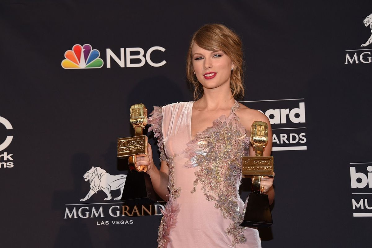 Taylor Swift berfoto dengan dua trofi penghargaan pada Billboard Music Awards 2018 yang digelar di MGM Grand Resort International, Las Vegas, AS, Minggu (20/5/2018).