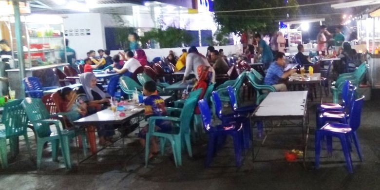 Warga sedang kongkow di Jasbret, Lhokseumawe, Aceh, Sabtu (15/7/2017) malam.