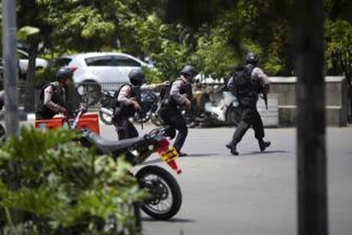 Polisi dengan senjata lengkap menerobos masuk Gedung Djakarta Theater di kawasan Thamrin, Jakarta Pusat untuk melumpuhkan aksi teror di Jakarta Pusat, Kamis (14/1/2016).