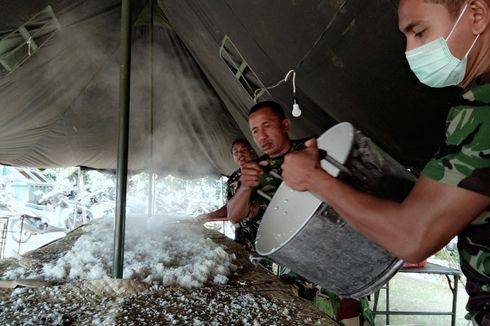 10 Personel Kodam Masak hingga 1 Ton Beras Tiap Hari untuk Pengungsi Gunung Agung