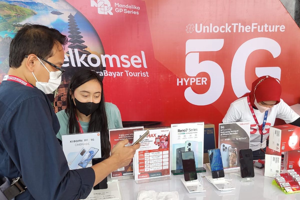 Telkomsel membuka kesempatan bagi pengunjung sirkuit Mandalika untuk mendaftarkan kartu SIM-nya agar bisa mengakses jaringan 5G. Layanan ini tersedia di booth Telkomsel selama gelaran MotoGP Mandalika, 18-20 Maret 2022.