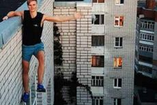 Remaja Rusia Tewas Terjatuh dari Gedung 9 Lantai Saat Lakukan 