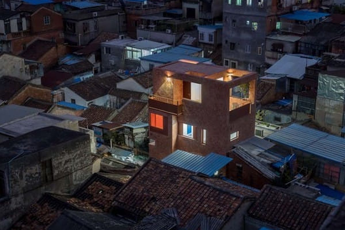 Rumah kecil yang berlokasi di lingkungan padat penduduk di Jalan Upper Mengsheng Distrik Haizhu Guangzho direnovasi menjadi rumah yang menarik dan fungsional. 