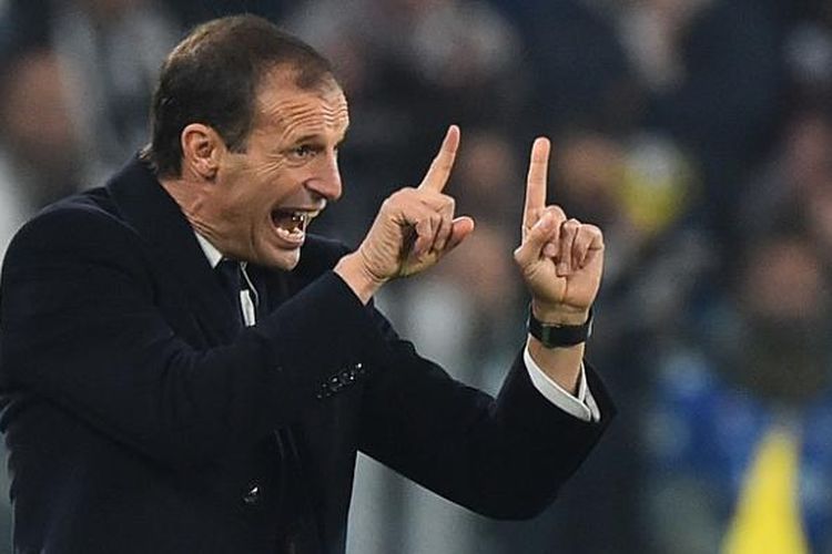 Pelatih Juventus, Massimiliano Allegri, menyampaikan instruksi kepada pemainnya, dalam laga Liga Champions kontra Olympique Lyon, di Stadion Juventus, Rabu (2/11/2016) waktu setempat.