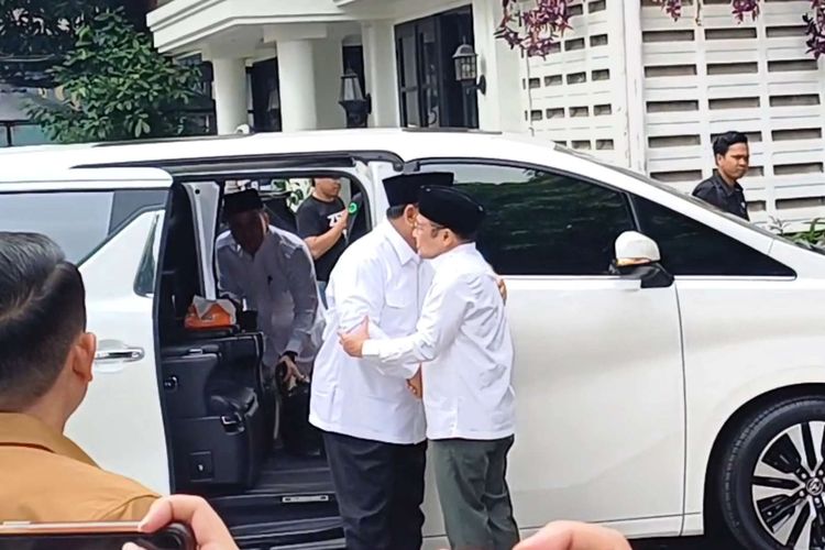 Presiden terpilih 2024 Prabowo Subianto disambut ciuman pipi oleh Ketua Umum DPP PKB Muhaimin Iskandar di kantor DPP PKB, Jalan Raden Saleh, Jakarta Pusat, Rabu (24/4/2024).