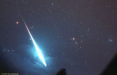 Meteor yang jatuh ke permukaan bumi akan disebut sebagai meteorit