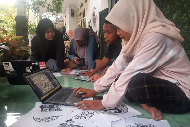 Wijayanti Ismaningsih (24), warga Desa Rojopolo, Kecamatan Jatiroto, Kabupaten Lumajang, Jawa Timur, sedang membuat doodle art di rumahnya.
