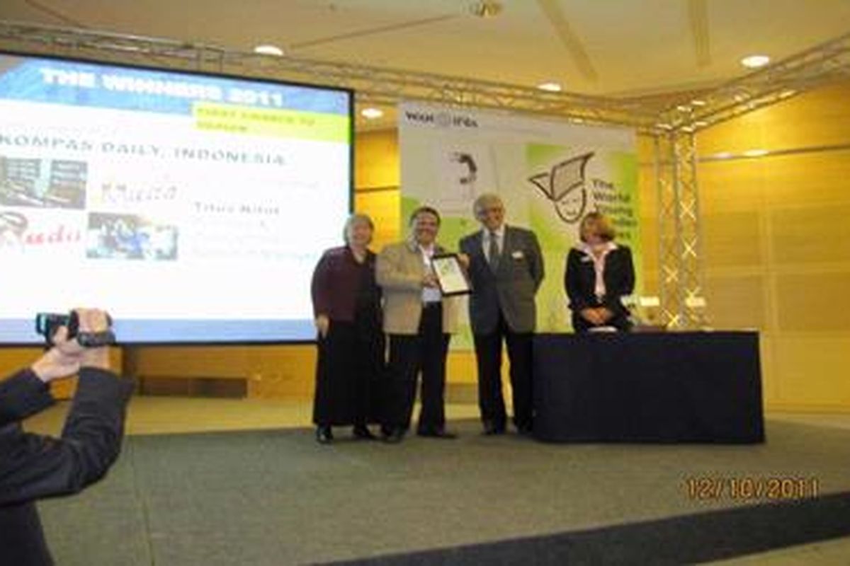 Manajer Penelitian dan Pengembangan Bisnis Kompas Titus Kitot (tengah) bersama President Asosiasi Surat kabar Sedunia (WAN IFRA) Jacob Mathew, dan Executive Director Young Readership Development WAN IFRA Dr Aralynn Abare McMane, (kiri) pada penyerahan penghargaan World Young Reader Prize 2011 di Vienna, Austria, Selasa (12/1/2011) waktu setempat.