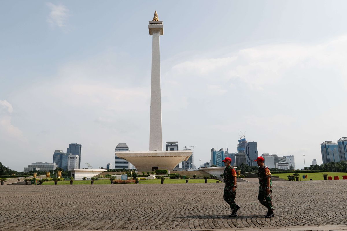 Suasana sepi di kawasan wisata Monumen Nasional, Jakarta, Senin (16/3/2020). Pemprov DKI Jakarta memutuskan menutup 24 tempat wisata di Jakarta mulai Sabtu (14/3/2020) hingga dua pekan ke depan sebagai upaya pencegahan menyebarnya virus corona (Covid-19).