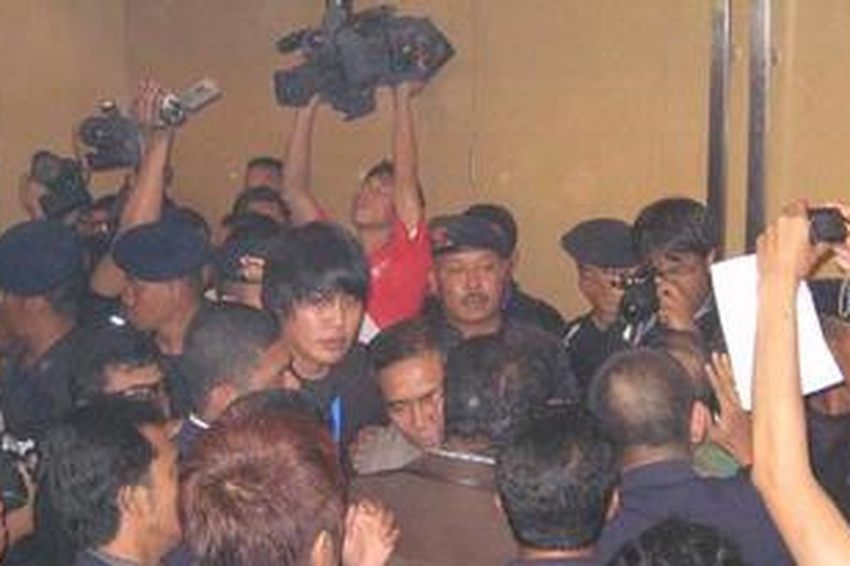 Aksi saling dorong di Kongres PSSI, Sabtu (26/3/2011). Para pemilik suara akhirnya memaksa masuk ruangan dan menggelar kongres sendiri.