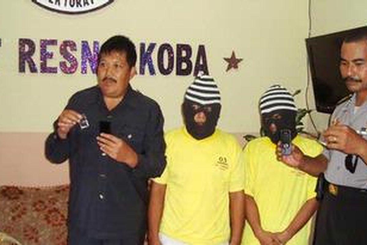 Kasat Narkoba AKP Arifin didampingi Kasubag Humas Polres Demak AKP Sutomo menunjukan barang bukti dan tersangka saat gelar perkara di Mapolres Demak , Selasa (1/2/2012).