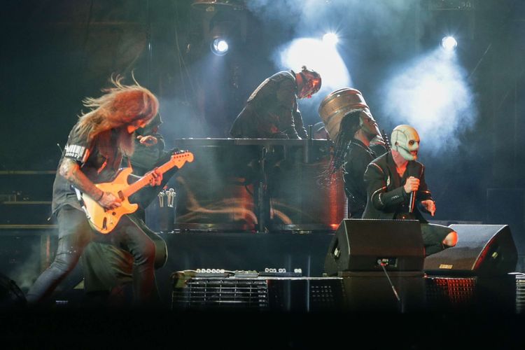 Grup band metal Slipknot akhirnya tampil di panggung Hammersonic 2023 di Pantai Carnaval Ancol, Jakarta Utara,  Minggu (19/3/2023). Disasterpiece, Wait and Bleed, dan All Out Life menjadi tiga lagu pembuka Slipknot di Hammersonic 2023.