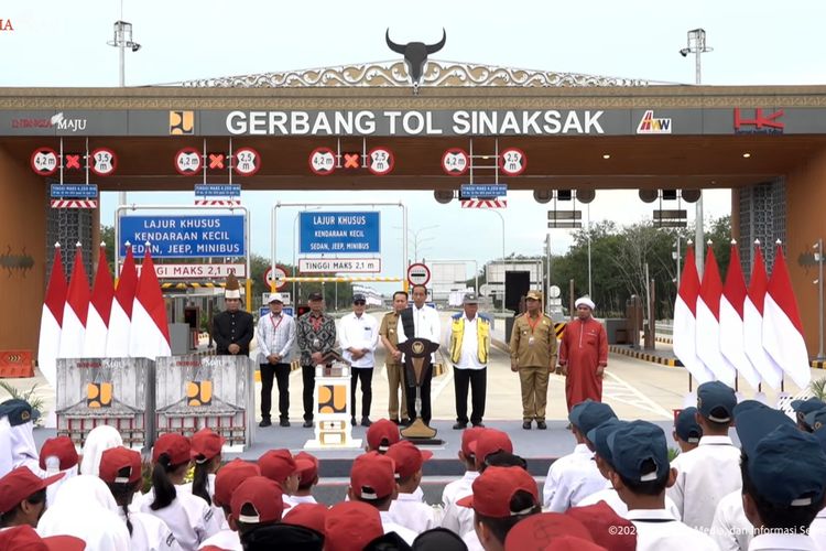  Presiden Joko Widodo (Jokowi) meresmikan ruas Jalan Tol Binjai-Langsa dan Jalan Tol Kuala Tanjung-Tebing Tinggi-Parapat (Kutepat) pada Selasa (10/9/2024).