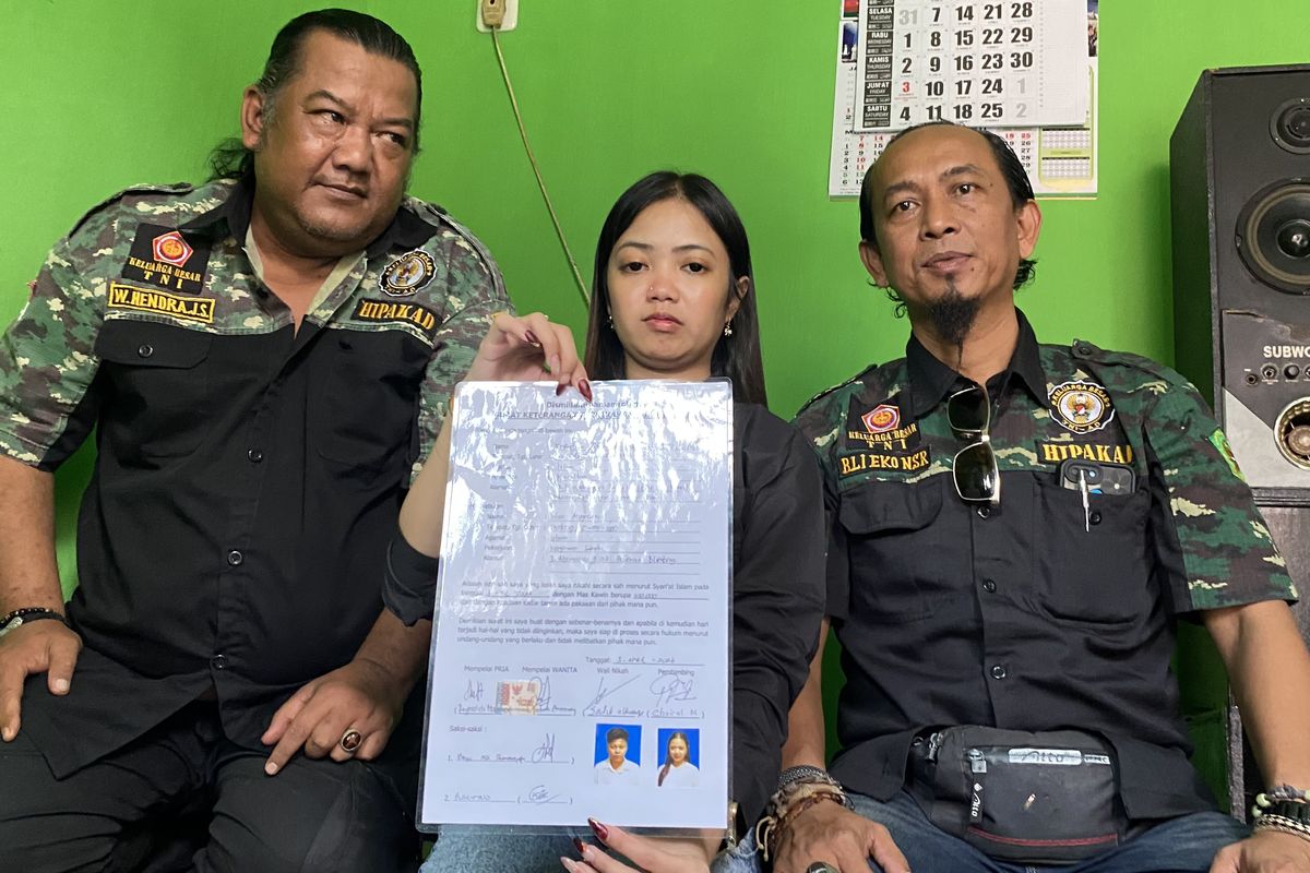 Intan Anggraeni menunjukkan dokumen pernikahan siri saat ditemui di kediamannya, Kecamatan Blimbing, Kota Malang pada Kamis (9/4/2026).