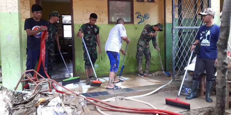 Sejumlah personel TNI tengah membantu membersihkan lumpur di SD Negeri Jatirasa III, Jatiasih, Kota Bekasi, Sabtu (4/1/2020).