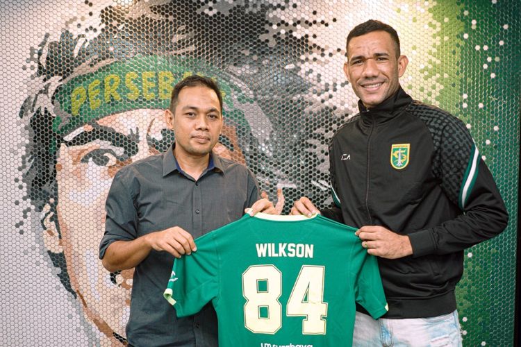 Pemain asing Persebaya Surabaya  Jose Wilkson (kanan) bersama manager tim Candra Wahyudi (kiri).