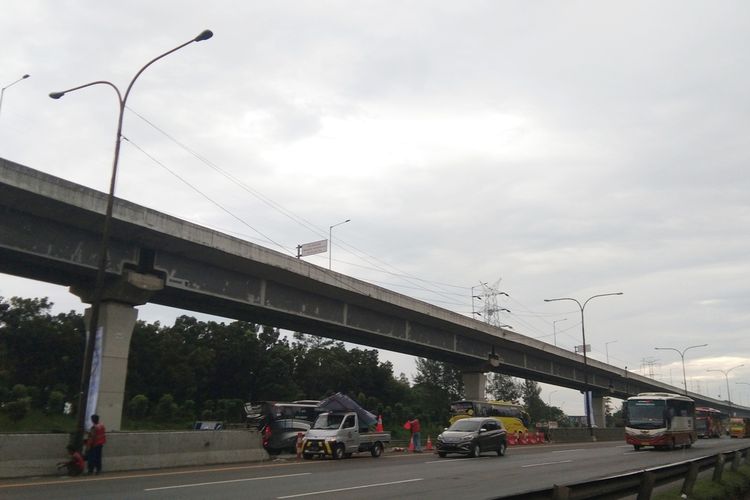 Arus lalu lintas di Kilometer 47 tol Jakarta-Cikampek, Kamis (28/4/2022) pukul 16.10 WIB