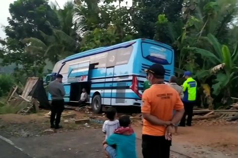 Bus Wisata Tabrak Tiang Listrik dan Mebel, 2 Penumpang Luka Ringan