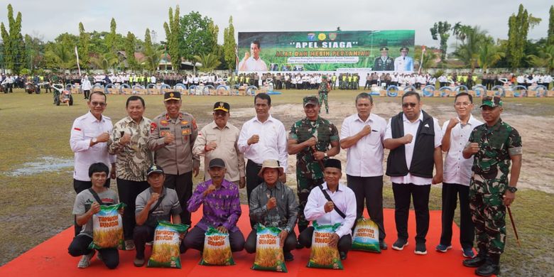 Apel Siaga Alat dan Mesin Pertanian (Alsintan) di Komando Resort Militer (Korem) 102 Panju Panjung, Palangkaraya, Kalteng, Jumat (14/6/2024).