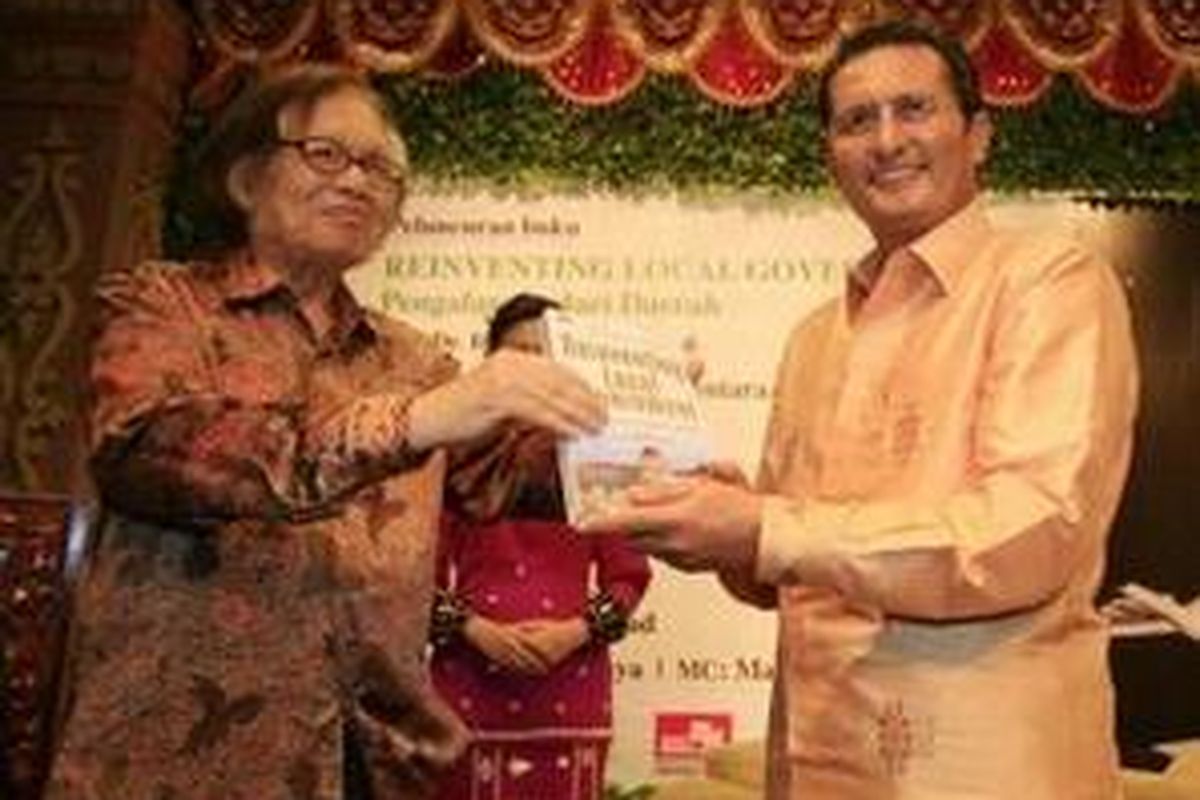 Pemimpin Umum Harian Kompas Jakob Oetama (kiri) selaku pihak penerbit buku menyerahkan secara simbolis buku berjudul 