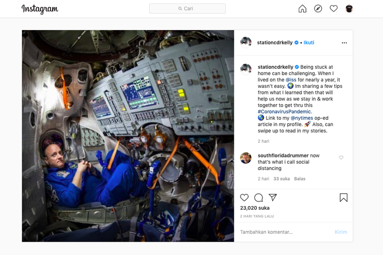 Astronot Scott Kelly saat berada di stasiun luar angkasa internasional.
