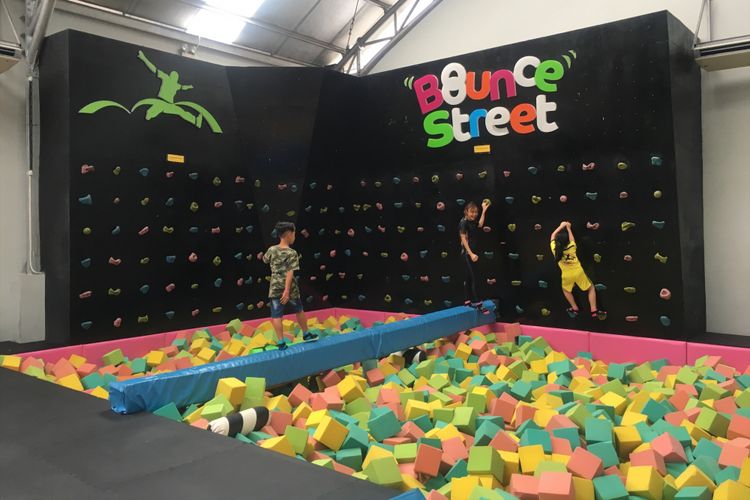 Tempat bermain trampoline dalam ruangan di Bounce Street Asia, Kelapa Gading, Jakarta Utara, Selasa (19/12/2017).