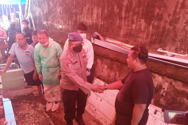 Tim Forensik Polda Sulsel yang membongkar dan autopsi jenazah pemuda Muh Arfandi Ardiansyah (18) di Pemakaman Arab Bontoala Jl Kandea 2, Kota Makassar, Kamis (19/5/2022).